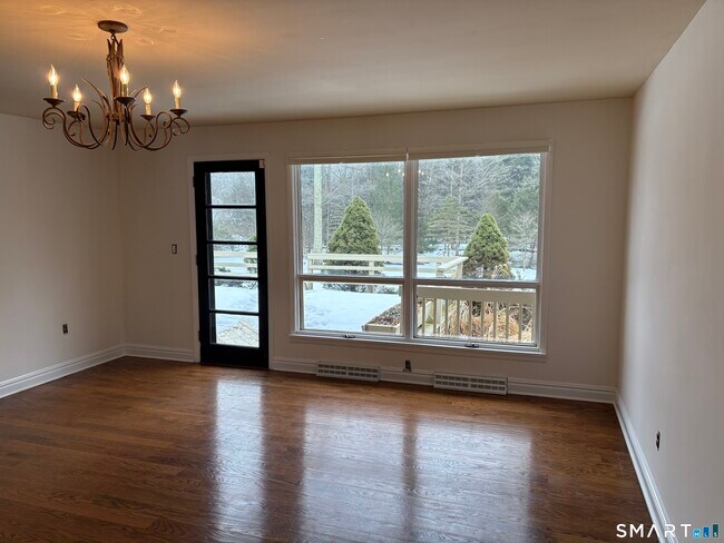 Building Photo - 950 Rock Rimmon Rd