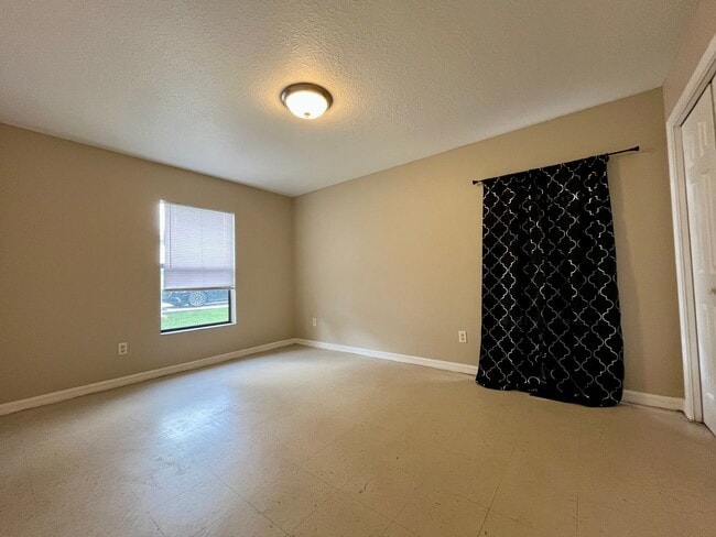 Building Photo - 2 Bed/1 Bath Duplex