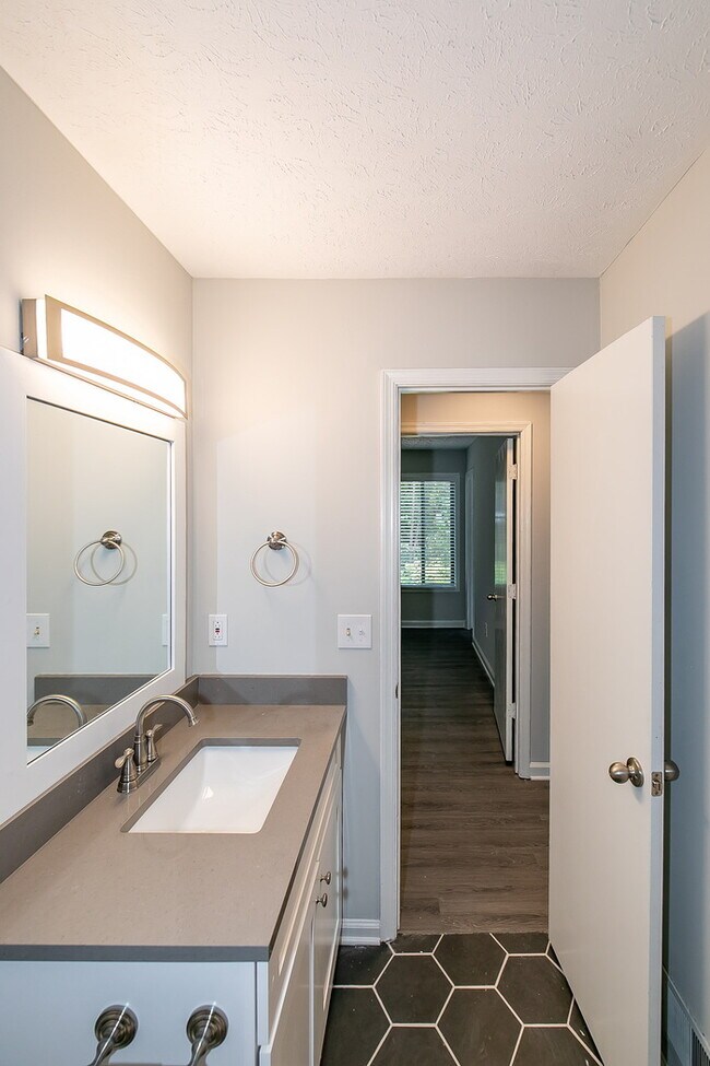 Building Photo - 3941 Kensington Dr