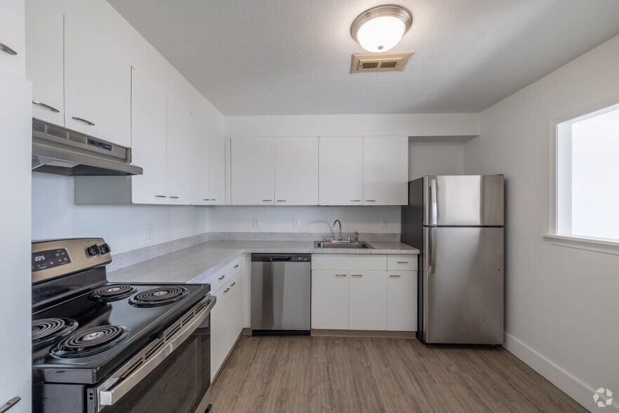 Primary Photo - Carlyle Tower Apartments - Southfield, MI