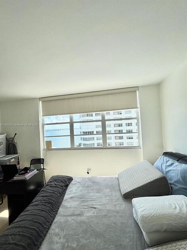 Building Photo - 801 Brickell Bay Dr