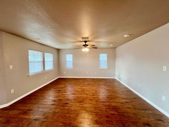 Building Photo - MUST SEE!! Rustic Style 3 Bedroom / 2 Bath...