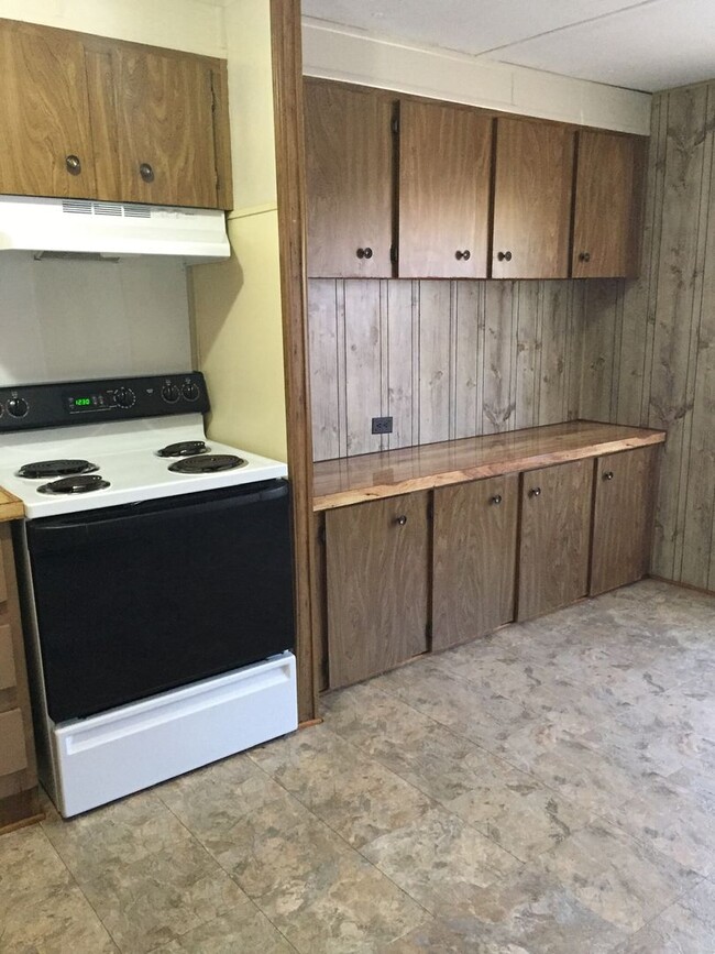 Building Photo - 2 Bedrooms, 1 Bath Mobile Home