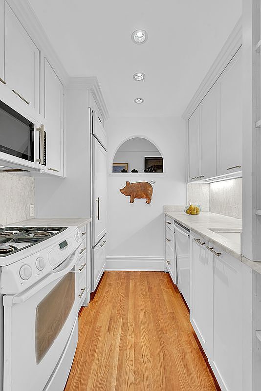 Building Photo - 35 W 92nd St