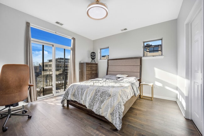 Building Photo - 947 W 14th Pl