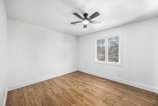 Building Photo - Renovated Lakefront 5 Bedroom Home with 2 Garages!