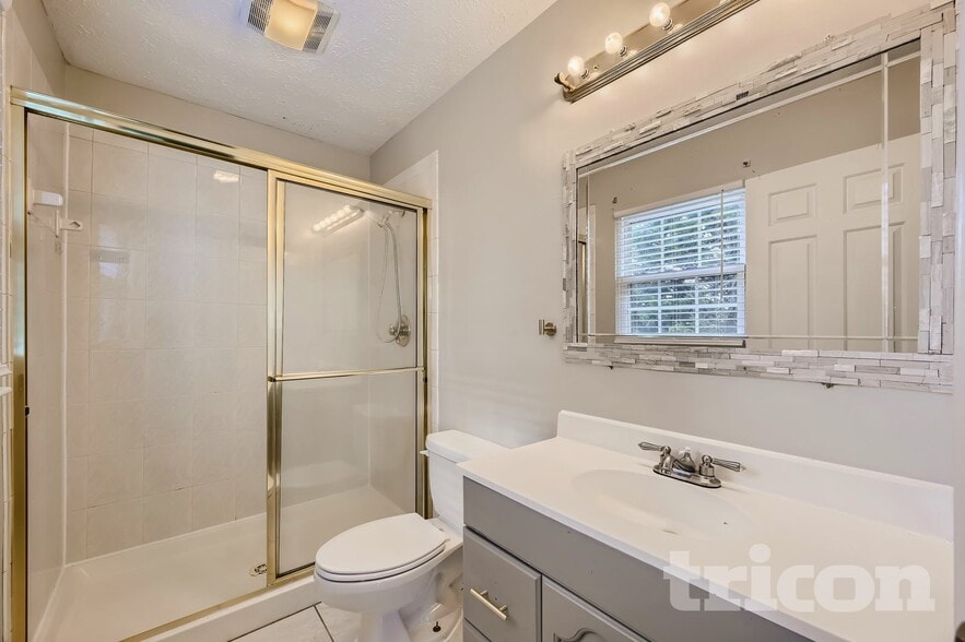 Building Photo - 9432 Seven Courts Dr