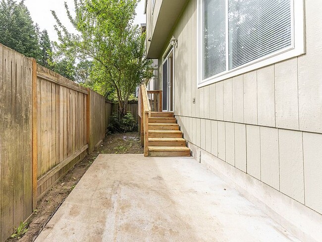 Building Photo - 176 SE 43rd Ave