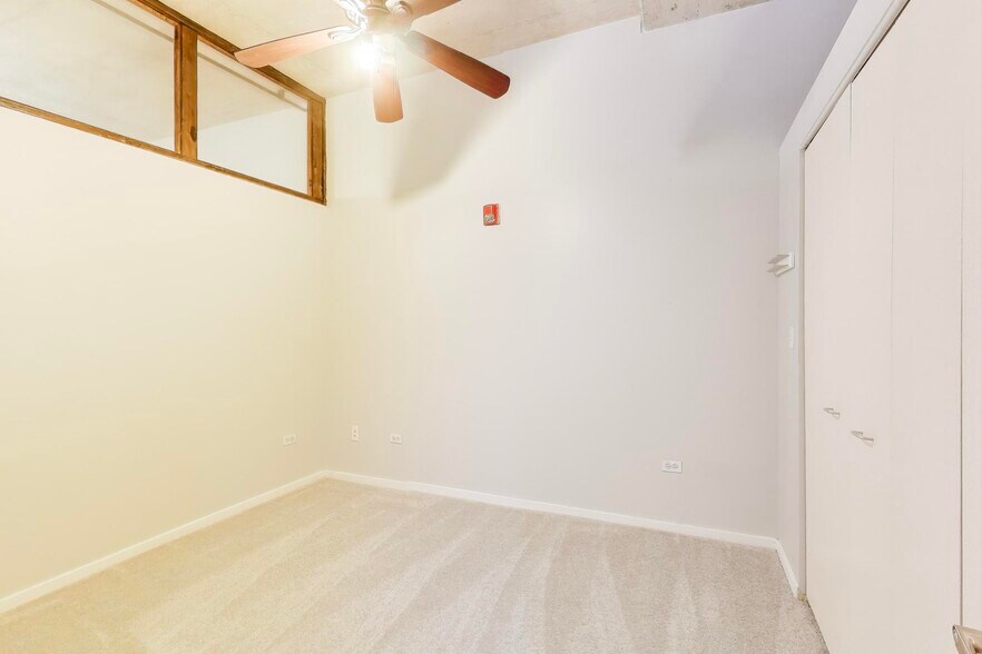 Building Photo - 933 W Van Buren St