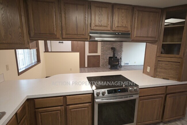 Building Photo - 2 bed 2 bath 1 car garage duplex in Sequim