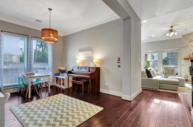 Primary Photo - 34 W Lasting Spring Cir