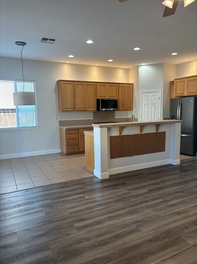 Building Photo - Beautiful Plumas Lake Home AVAILABLE NOW!