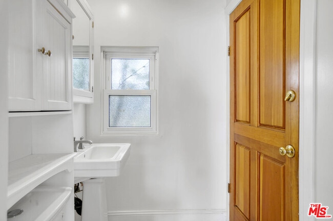 Building Photo - 2038 Malcolm Ave