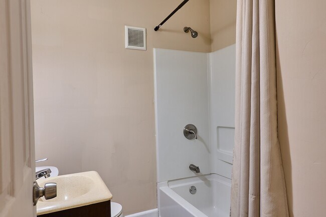 Building Photo - 198 Court St