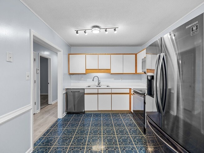 Building Photo - Beautiful 4 Bedroom Home with Bonus Room and Fenced Yard