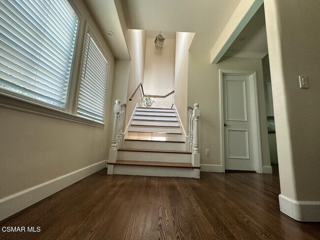 Building Photo - 4656 Vanalden Ave