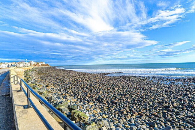 Building Photo - Gorgeous 2 bedroom very spacious condo at the Riviera