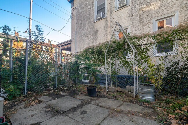 Building Photo - 5002 Chestnut St