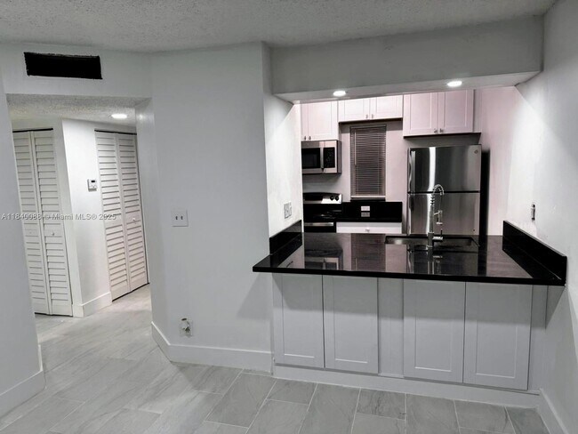 Building Photo - 9927 Twin Lakes Dr