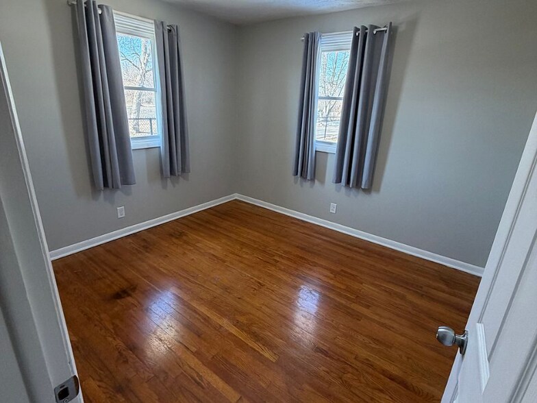 Building Photo - 1500 E 26th St