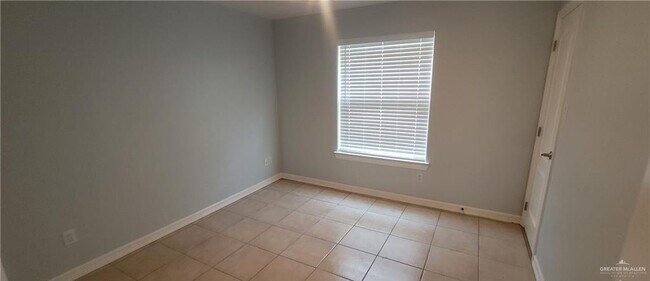 Building Photo - 2204 N Dahlia St