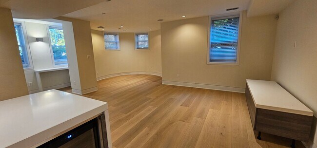 Building Photo - Luxurious 2 Bed 2 Bath Garden Level Condo In Desired Old City II - Dupont Circle
