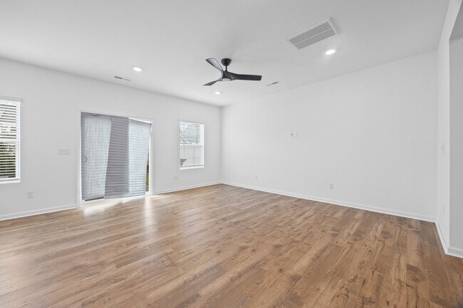 Building Photo - Stunning 3-bed, 2.5 bath townhome in Penley Place of Clover!