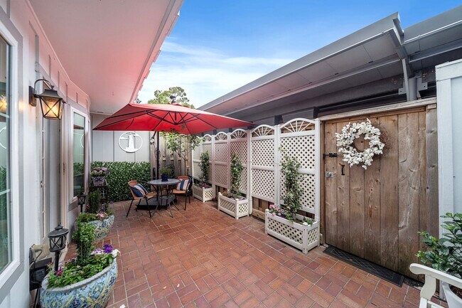 Building Photo - 8944 Chatsworth Dr