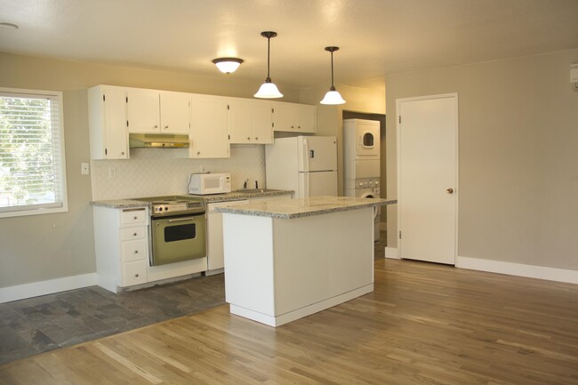 Building Photo - Super cute top level 1 bed w/ washer/dryer...