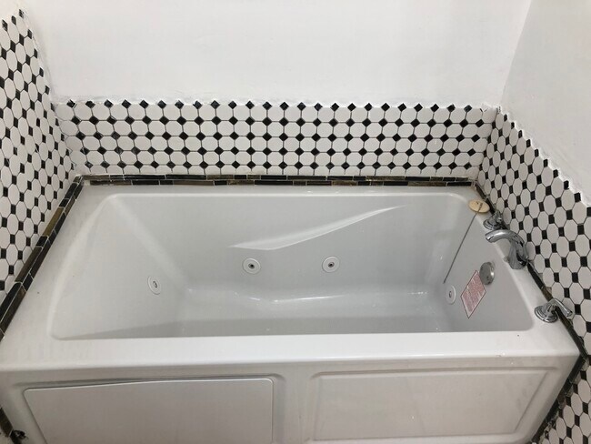 Building Photo - 5962 Oakherst Plz