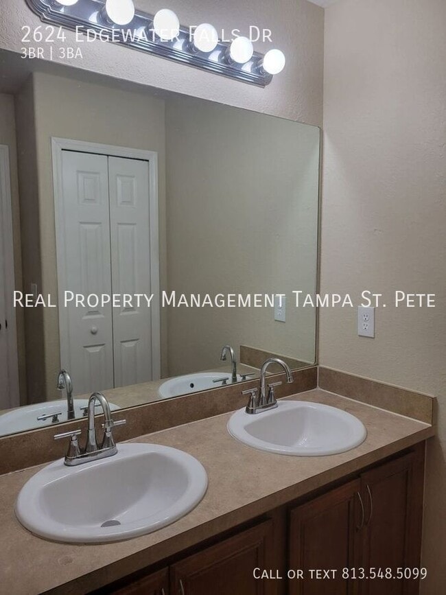 Building Photo - 2624 Edgewater Falls Dr