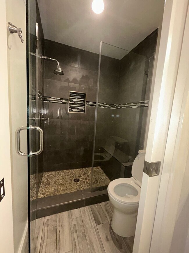 Building Photo - Beautiful 3 Bedroom 2 Bath condo!!