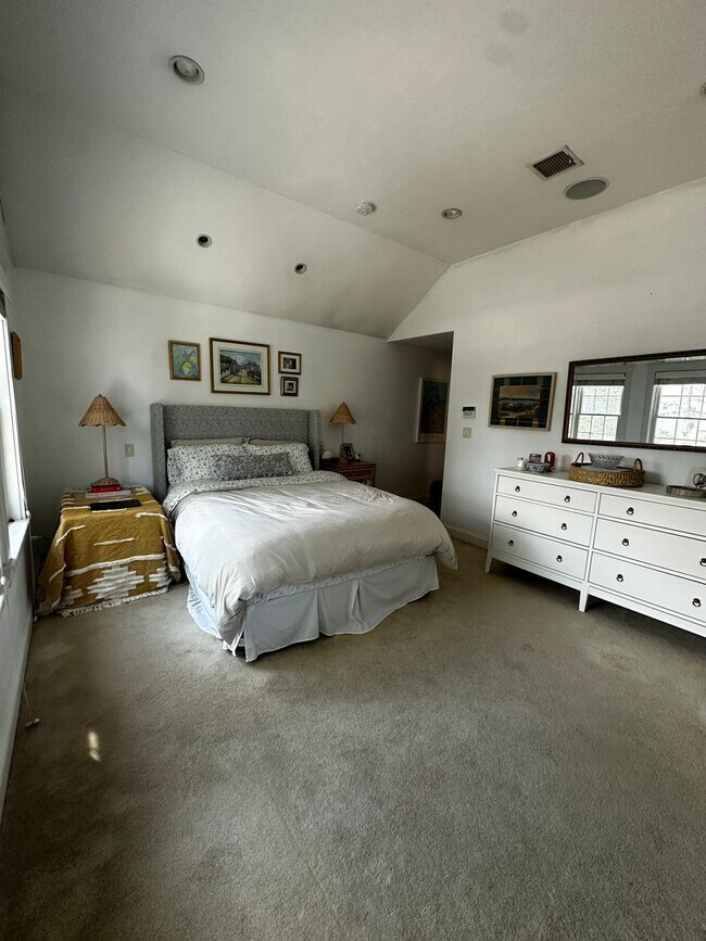Building Photo - Spacious 3 Bed 2.5 Bath Single-Family Home...