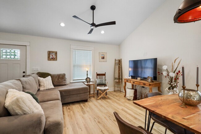 Building Photo - 71 Lafavre Ln