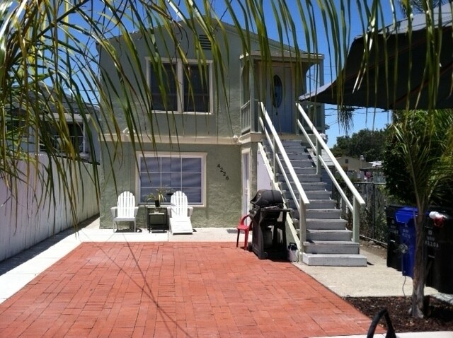 View of duplex (unit B upstairs) - 4226 Wilson Ave
