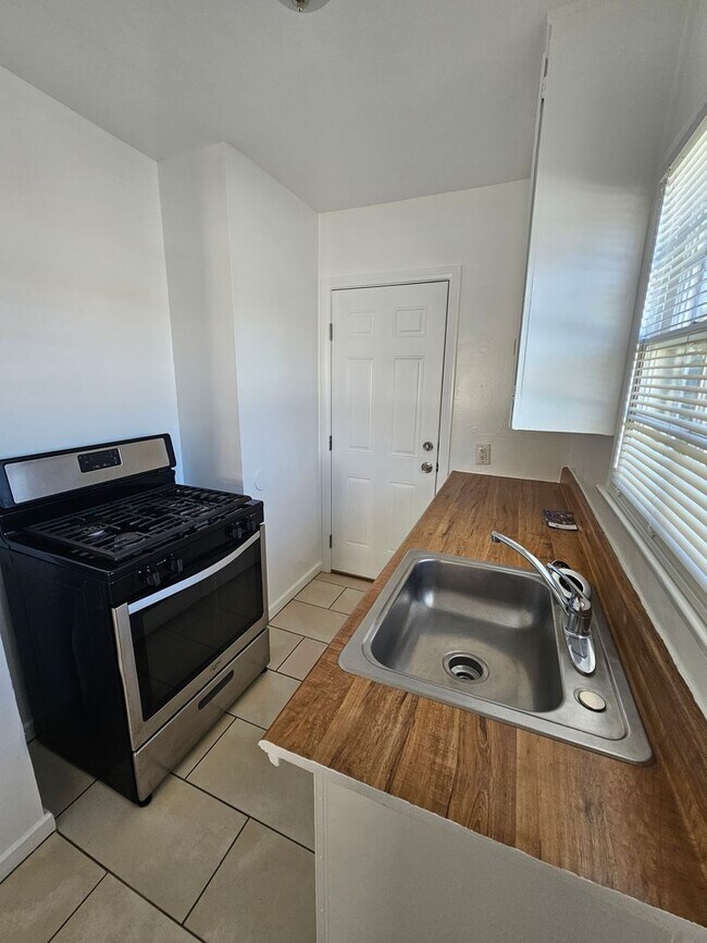 Building Photo - 1+ 1 Bed 1 Bath Cottage in San Jacinto $1425.00