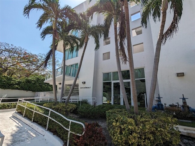 Building Photo - 1528 Brickell Ave