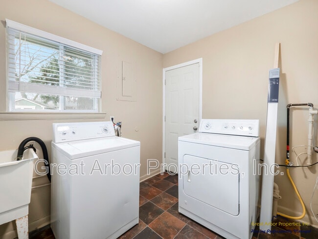 Building Photo - 1088 Studebaker Ave