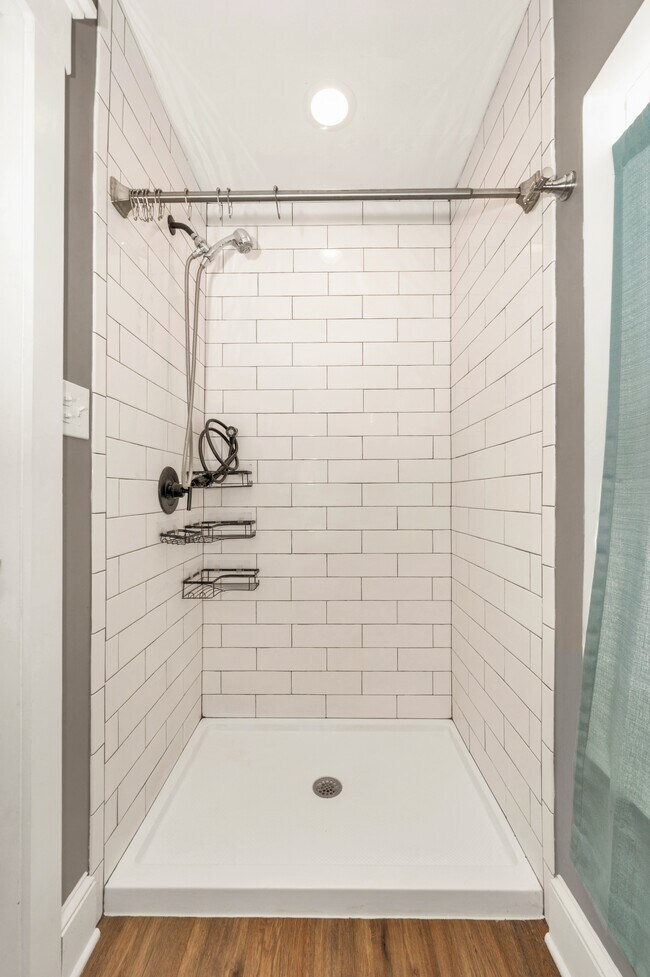 Building Photo - 617 N Maxwell Ave