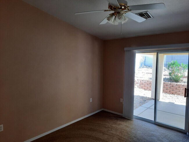 Building Photo - 4 bedroom/2 bath Home available in Bullhead City in Desirable El Camino Village.
