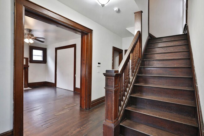 Building Photo - 1611 Summit St