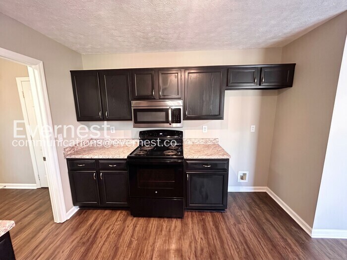 Building Photo - 608 Doral Pointe