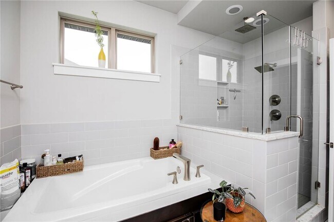 Building Photo - 115 Cowans St