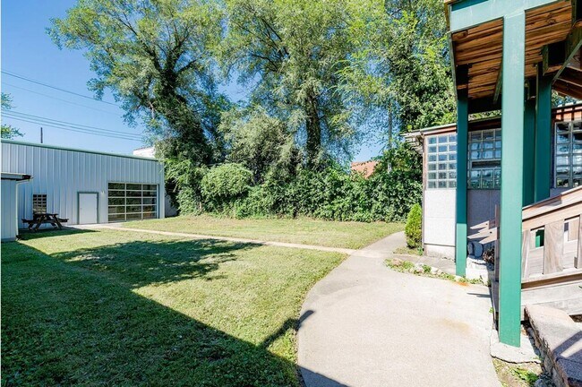 Building Photo - 1337 S Vandeventer Ave