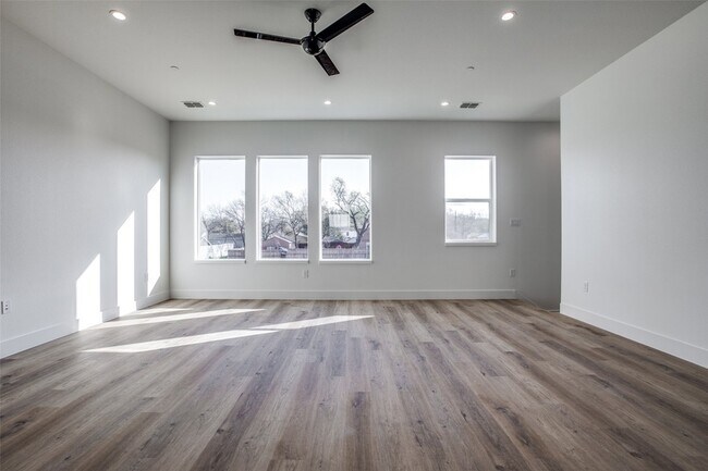 Building Photo - 2143 Mail Ave