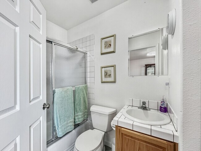 Building Photo - HUGE GARAGE BIGGER HOUSE