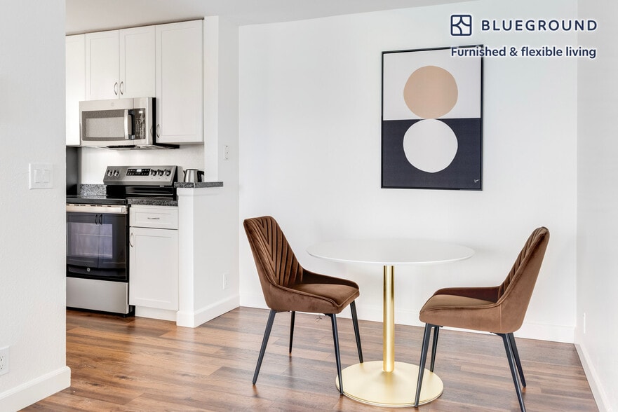 Building Photo - 900 Pepper Tree Ln