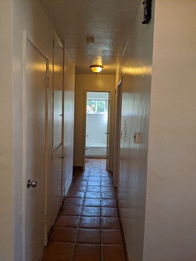 Building Photo - 4 BEDROOM 2 BATH ON CUL-DE-SAC AND LARGE YARD!