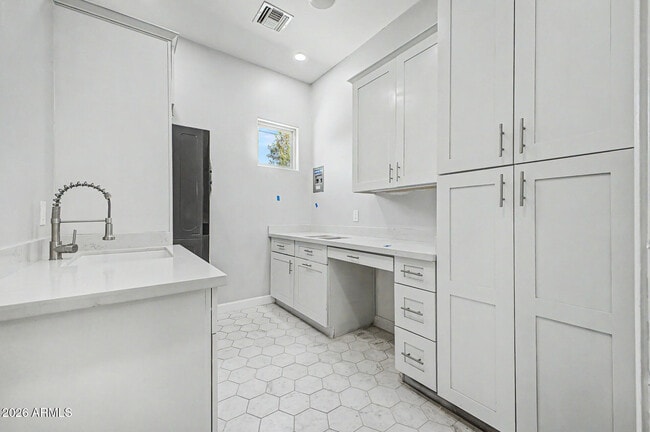 Building Photo - 2311 E Colter St