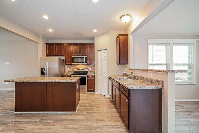 Building Photo - 6334 Oak Trail Dr